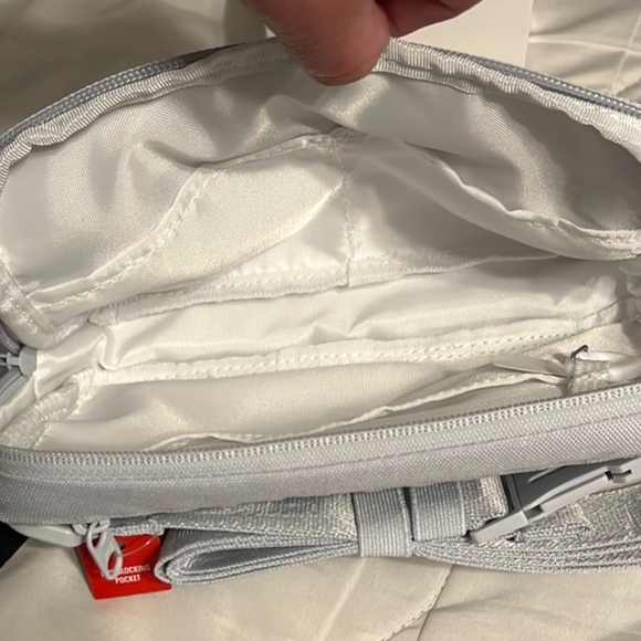 Under Armour Crossbody / Belt Bag Black or Gray - Picture 4 of 13